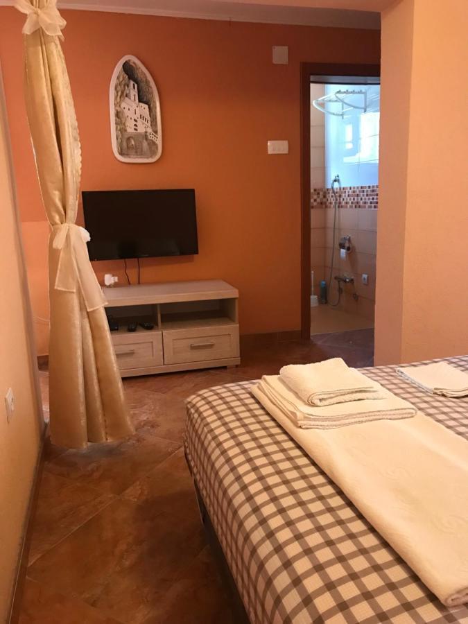 Holiday Home Orange Utjeha Exterior photo